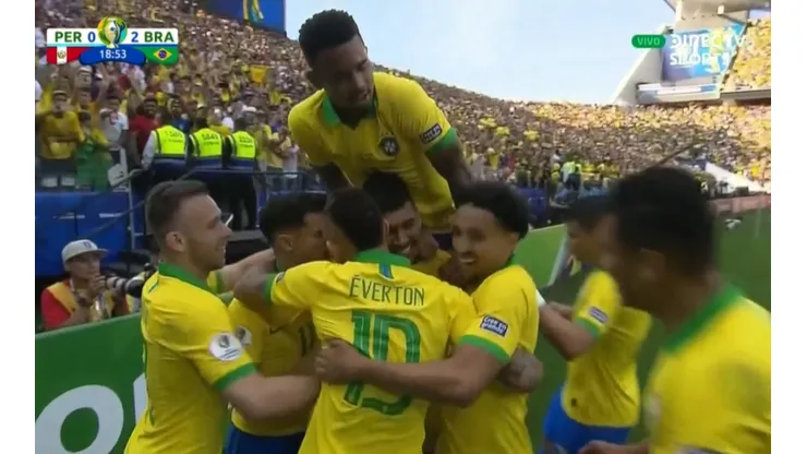Firmino fue a presionar a Gallese, le rebotó, se sacó al arquero y definió