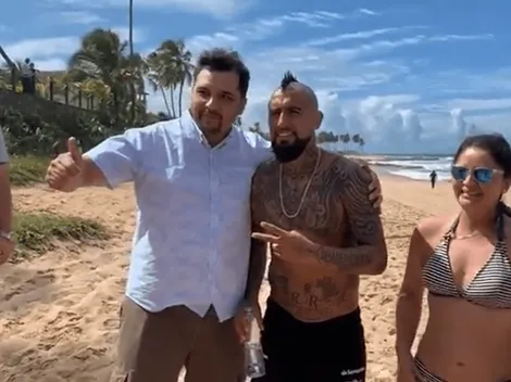 Un rey suelto en la playa: Vidal sorprende a hinchas chilenos