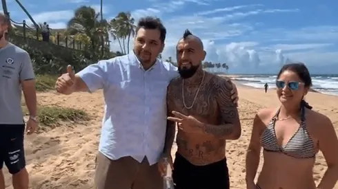 Arturo Vidal la rompió saliendo a la playa en Brasil