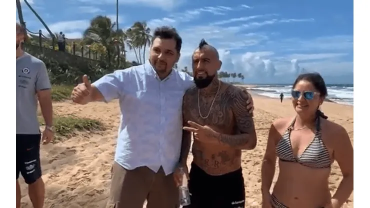 Arturo Vidal la rompió saliendo a la playa en Brasil