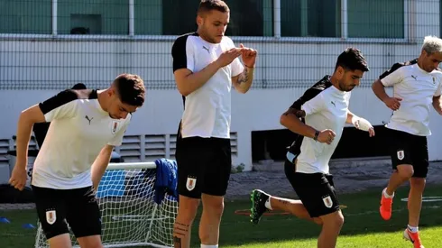 Luis Suárez entrena con su mano vendada previo al duelo con Chile (Foto: Twitter Selección Uruguaya)
