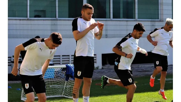 Luis Suárez entrena con su mano vendada previo al duelo con Chile (Foto: Twitter Selección Uruguaya)