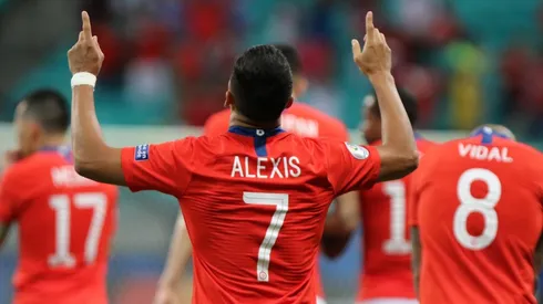 Alexis celebra un nuevo gol con la Roja.