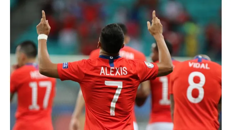 Alexis celebra un nuevo gol con la Roja.