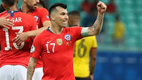 Gary Medel ante Ecuador