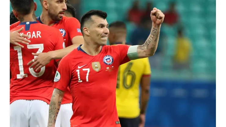 Gary Medel ante Ecuador