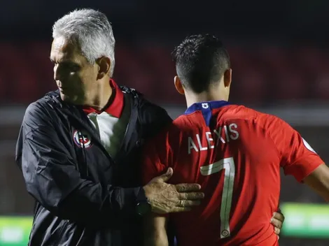 Rueda abraza a Alexis tras su actuación ante Ecuador