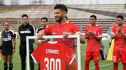 David Fernández recibiendo el homenaje por sus 300 partidos disputados con Unión San Felipe en el Municipal.
