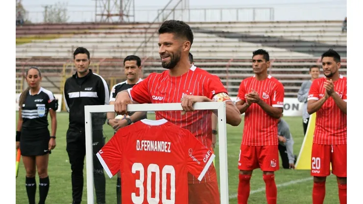 David Fernández recibiendo el homenaje por sus 300 partidos disputados con Unión San Felipe en el Municipal.