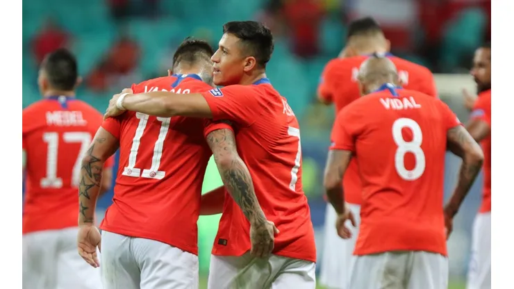 Alexis Sánchez y Eduardo Vargas se felicitan en Arena Fonte Nova