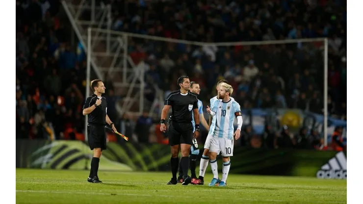 Messi cara a cara con Bascuñán.