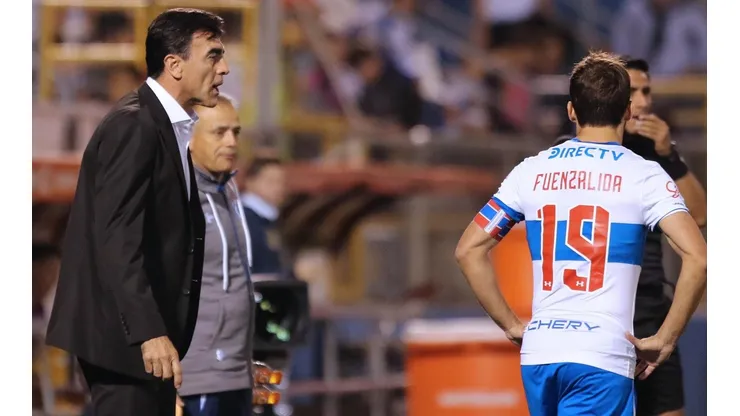 Gustavo Quinteros dando órdenes a José Pedro Fuenzalida (Foto: Agencia Uno)