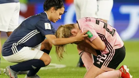 Eliana Stabile y Erin Cuthbert en el centro del campo tras el partido (Foto: Getty Images)