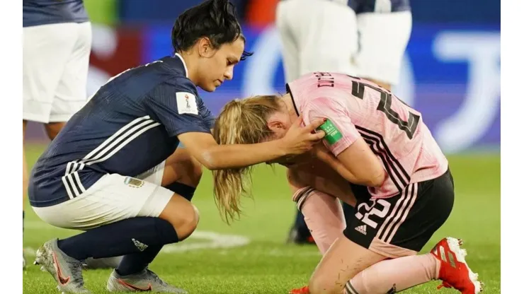 Eliana Stabile y Erin Cuthbert en el centro del campo tras el partido (Foto: Getty Images)