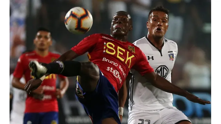 Albos e hispanos persiguen a Universidad Católica en la tabla.