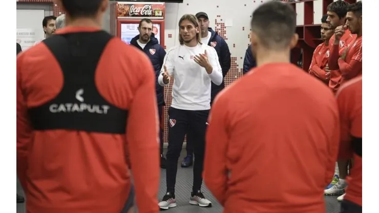 Sebastián Beccacece dando sus primeras palabras al plantel de Independiente (Foto: Twitter Independiente)