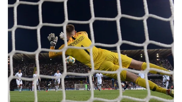 Henderson ataja el penal, pero no le alcanza a Inglaterra.
