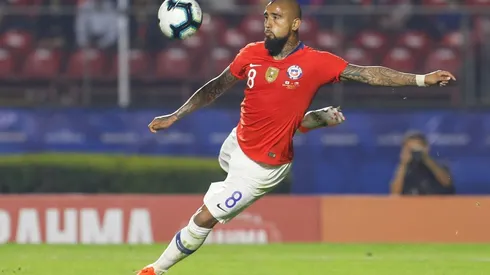 Vidal celebra con sus compañeros ante Japón.