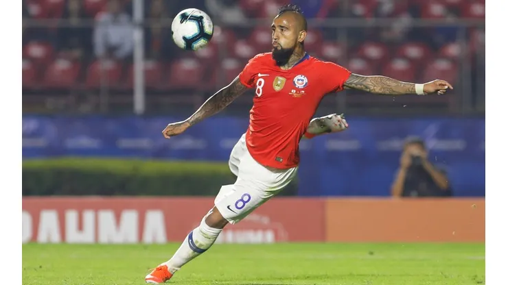 Vidal celebra con sus compañeros ante Japón.