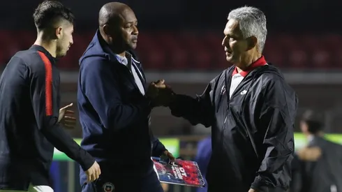 Rueda y el alivio: se felicitan con Bernardo Redín, su asistente.