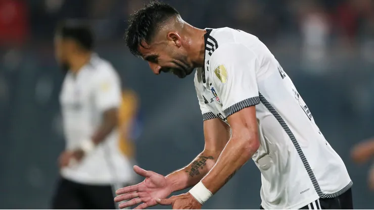 Mauricio Isla en el estadio Monumental ante Junior.