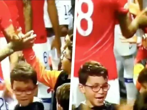 La notable reacción de un niño al recibir el saludo de Arturo Vidal