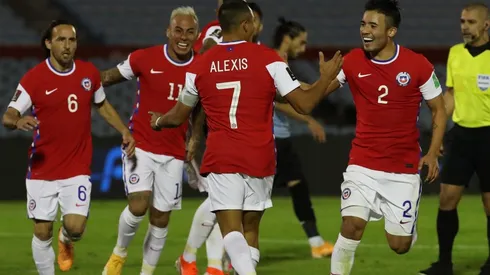Alexis Sánchez es rodeado por sus compañeros luego del golazo del empate