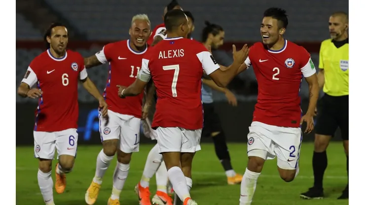 Alexis Sánchez es rodeado por sus compañeros luego del golazo del empate