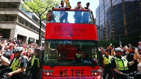 Los Raptors celebrando con sus fans momentos antes del tiroteo (Foto: Getty Images)