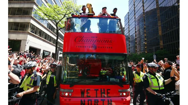Los Raptors celebrando con sus fans momentos antes del tiroteo (Foto: Getty Images)