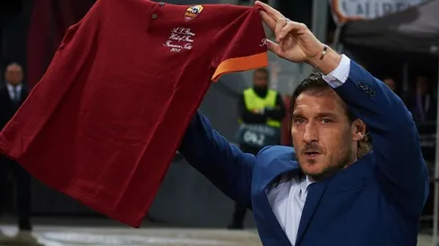 Totti junto a la camiseta de la Roma (Foto: Getty Images)