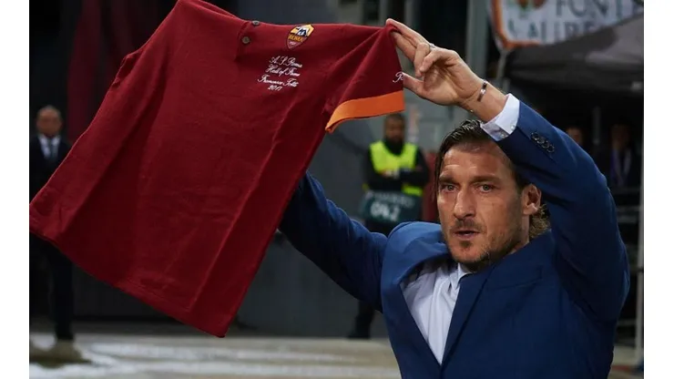 Totti junto a la camiseta de la Roma (Foto: Getty Images)