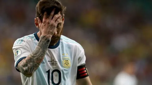 Lionel Messi se lamenta tras la derrota ante Colombia (Foto: Getty Images)
