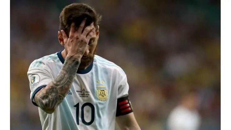 Lionel Messi se lamenta tras la derrota ante Colombia (Foto: Getty Images)