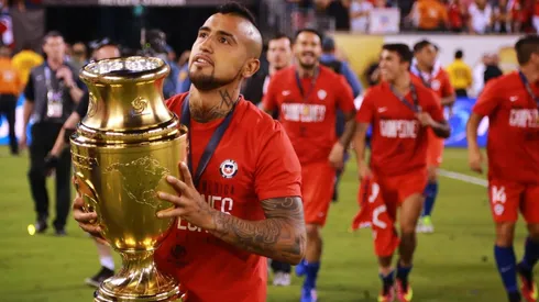 Arturo Vidal junto a la Copa América Centenario (Foto: Getty Images)