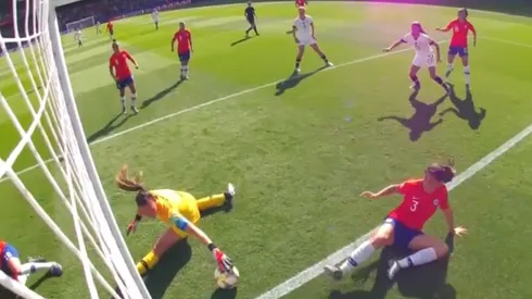 Tiane Endler se manda feroz doble tapadón a puros reflejos ante Lloyd