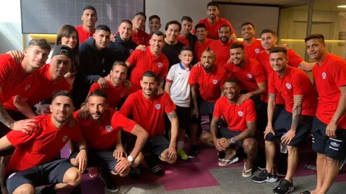 La selección chilena junto a Roberto Rojas en la previa del duelo ante Japón (Foto: Twitter Arturo Vidal)