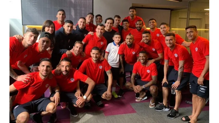 La selección chilena junto a Roberto Rojas en la previa del duelo ante Japón (Foto: Twitter Arturo Vidal)