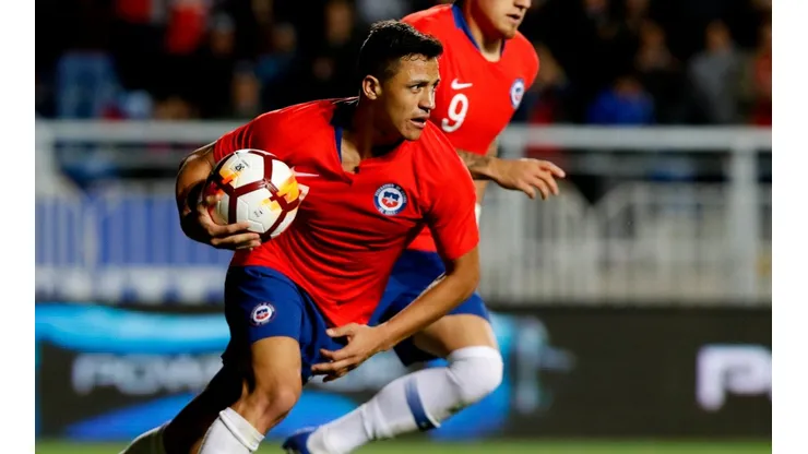 Alexis Sánchez tras celebrar un gol con la selección chilena