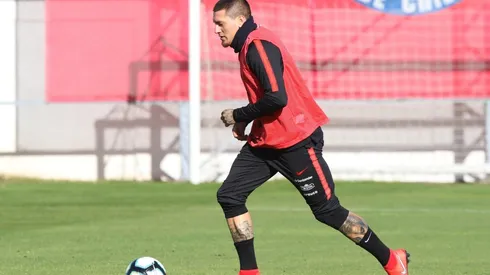 El exjugador de la Universidad Católica está disponible para el debut.