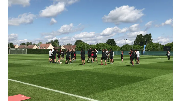 La Roja Femenina tuvo su último entrenamiento antes de enfrentar en París a Estados Unidos.