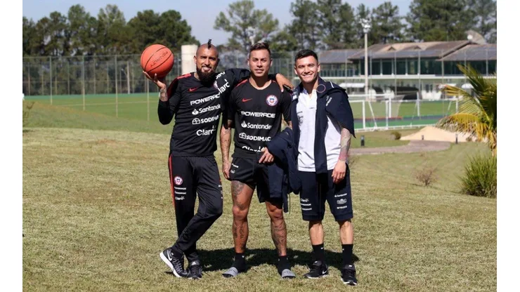 Vidal, Vargas y Aránguiz en la concentración de la Roja
