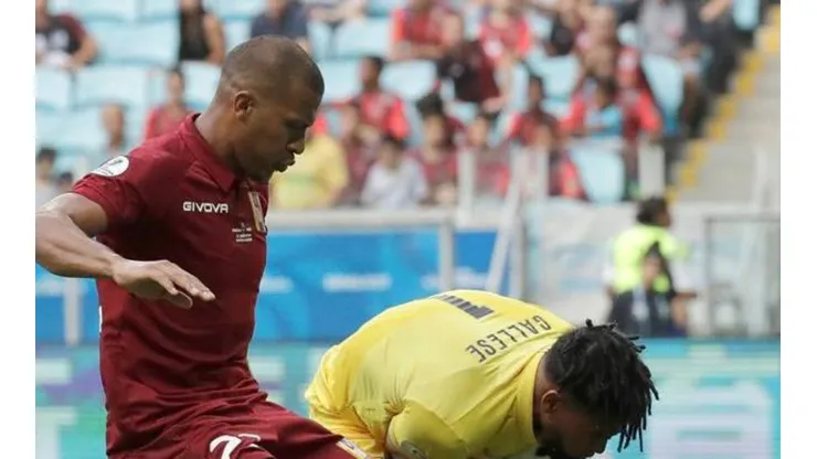 El delantero vinotinto tiene un fallo en su camiseta.