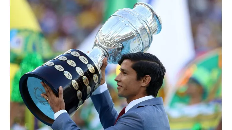 Matías Fernández es el encargado de entregar la copa que estaba en poder de Chile desde 2015