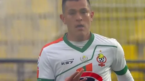Muñoz festeja el gol de Cobresal ante Everton... con W de Wanderers.