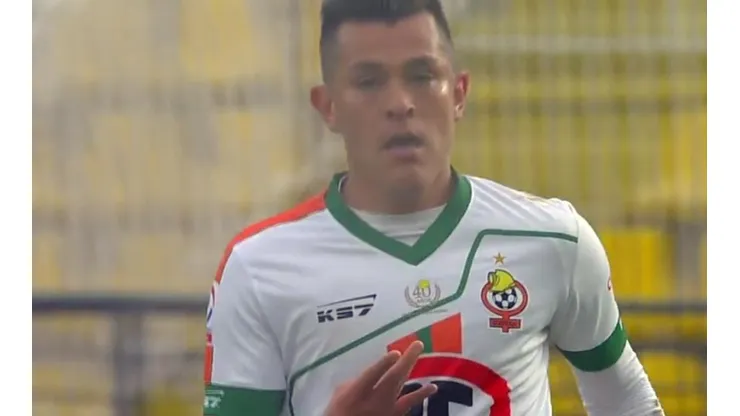 Muñoz festeja el gol de Cobresal ante Everton... con W de Wanderers.