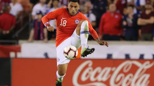 Gonzalo Jara en toda su dimensión: un defensa amigo del balón.