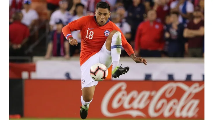 Gonzalo Jara en toda su dimensión: un defensa amigo del balón.