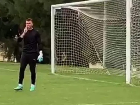 Relajado: Muslera ataja y contesta el celular en entrenamiento de Uruguay