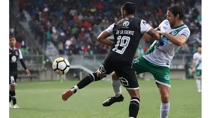 Ronald de la Fuente disputa el balón durante el encuentro ante Puerto Montt (Foto: Agencia Uno)